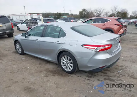 2018 Toyota Camry Le из США, поврежденный, VIN 4T1B11HK1JU610321